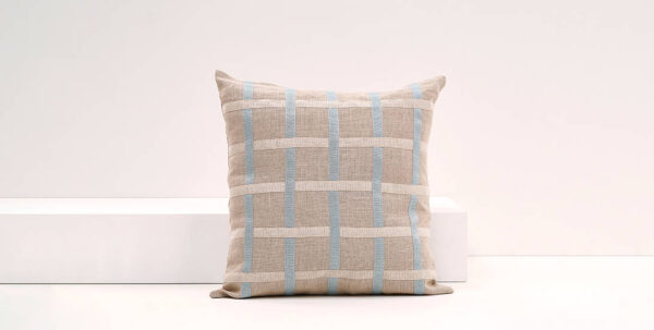 Como se hace un cojín cuadrado con cintas de tela para el sofá